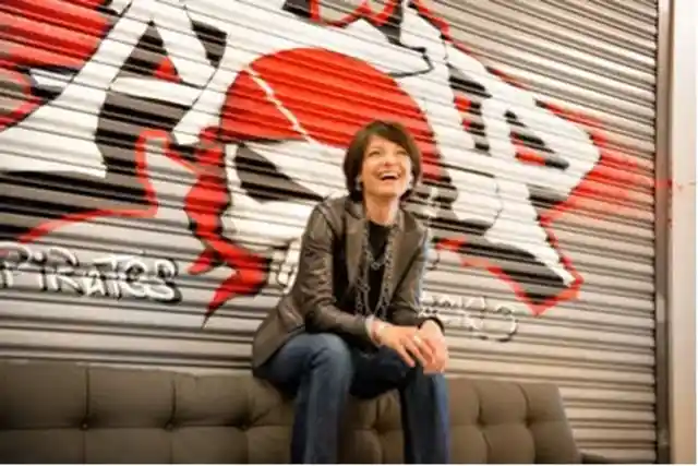 Regina Dugan, πρώην επικεφαλής της DARPA και συμπρόεδρος του φόρουμ του Highlands, τώρα ανώτερο στέλεχος της Google — προσπαθεί ό,τι μπορεί για να κοιτάξει τον ρόλο της