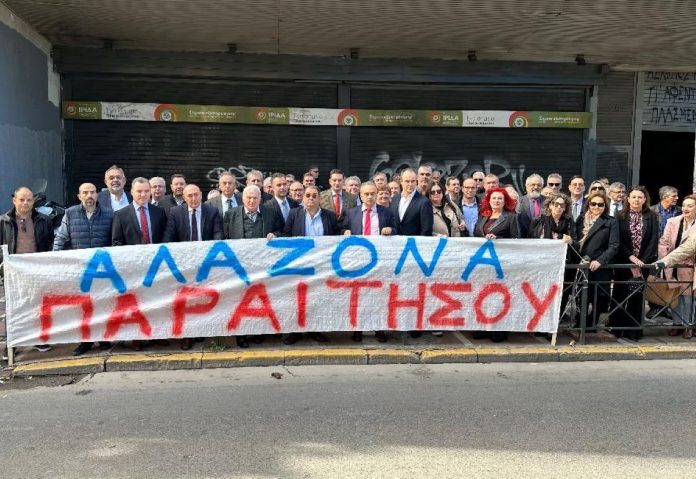 Παραίτηση Τσακλόγλου ζητούν οι δικηγόροι παρά την συγνώμη του για την προτροπή να δουλέψουν ως ντελιβεράδες αν βγάζουν περισσότερα