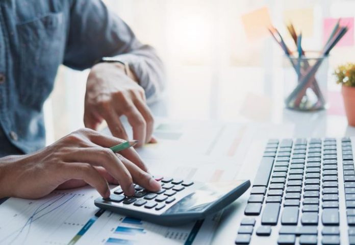 Δουλεύουμε σχεδόν έξι μήνες το χρόνο για να πληρώνουμε μόνο φόρους και εισφορές