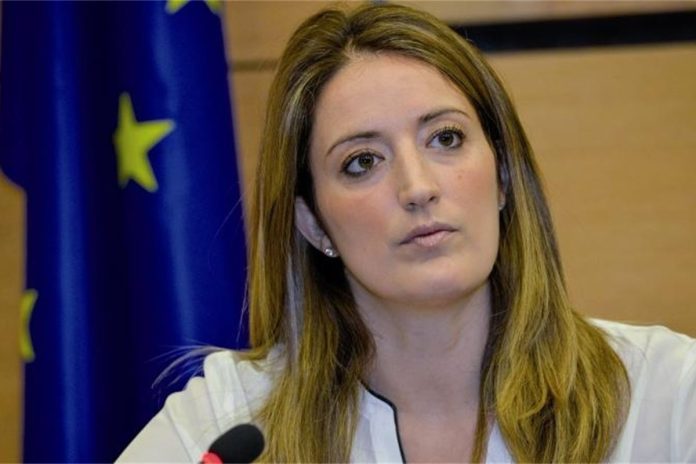 Στην Αθήνα η Ρομπέρτα Μετσόλα υπό την σκιά του ψηφίσματος καταπέλτη για το κράτος δικαίου στην Ελλάδα