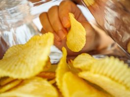 Πολλές υπερ-επεξεργασμένες τροφές δρουν σαν εθιστικές ουσίες καθώς τις λαχταρούμε και δυσκολευόμαστε να σταματήσουμε να τις τρώμε