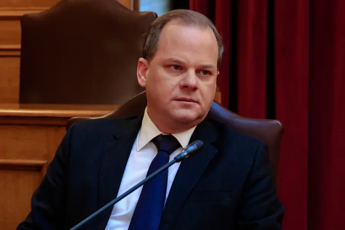 Στη Βουλή δικογραφία κατά Καραμανλή από τραυματία των Τεμπών