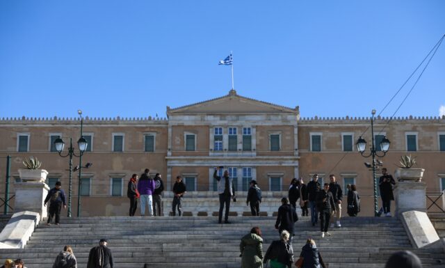 Financial Times για την Ελλάδα: «Οι μισθοί είναι 30% χαμηλότεροι σε σχέση με το 2007 – Θα γίνει σύντομα η φτωχότερη χώρα στην ΕΕ»