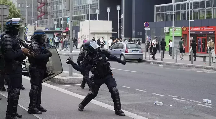 Παρίσι:Χάος από διαδήλωση Αφγανών-Πεδίο μάχης το κέντρο της γαλλικής πρωτεύουσας Παρίσι:Χάος από διαδήλωση Αφγανών-Πεδίο μάχης το κέντρο της γαλλικής πρωτεύουσας