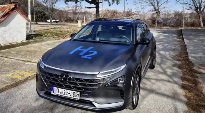 Νερό αντί για καυσαέριο: Αυτοκίνητο υδρογόνου για πρώτη φορά στους ελληνικούς δρόμους χωρίς κανένα αποτύπωμα άνθρακα CO2 Νερό αντί για καυσαέριο: Αυτοκίνητο υδρογόνου για πρώτη φορά στους ελληνικούς δρόμους χωρίς κανένα αποτύπωμα άνθρακα CO2