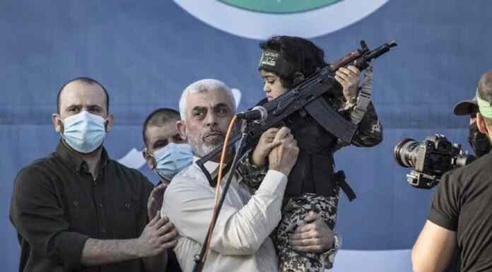 Γιαχία Σινουάρ: «Τα εντάλματα σύλληψης των ηγετών μας εξισώνουν τον θύμα με τον θύτη» Γιαχία Σινουάρ: «Τα εντάλματα σύλληψης των ηγετών μας εξισώνουν τον θύμα με τον θύτη»