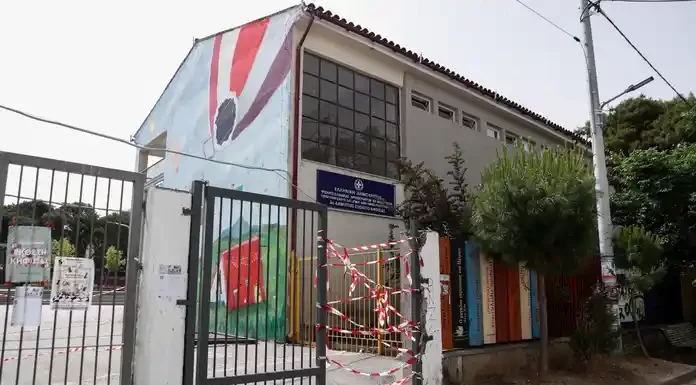 Στο σχολείο όπου η πόρτα καταπλάκωσε τον 9χρονο πριν μήνες είχε καταρρεύσει και η ψευδοροφή Στο σχολείο όπου η πόρτα καταπλάκωσε τον 9χρονο πριν μήνες είχε καταρρεύσει και η ψευδοροφή