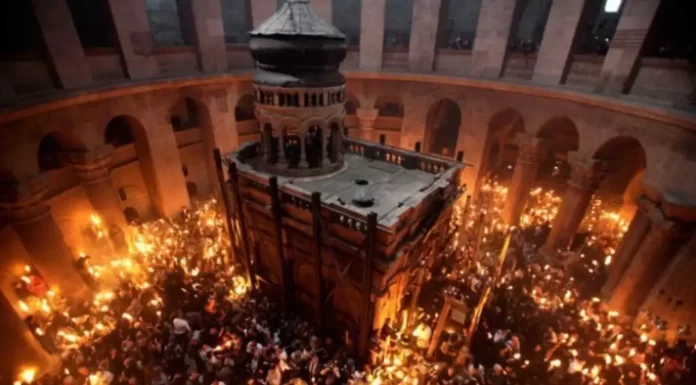 Ιερουσαλήμ: Ισραηλινές δυνάμεις συνέλαβαν τη φρουρά του Έλληνα πρόξενου στην Εκκλησία του Παναγίου Τάφου (βίντεο) Upd Ιεροσόλυμα: Ελεύθερος ο Έλληνας φρουρός που συνελήφθη κατά τη τελετή Αφής του Αγίου Φωτός