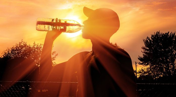 Δείτε ποια είναι τα συμπτώματα στη θερμική εξάντληση και στη θερμοπληξία Δείτε ποια είναι τα συμπτώματα στη θερμική εξάντληση και στη θερμοπληξία Οι υψηλές θερμοκρασίες, ιδιαίτερα όταν συνδυάζονται με υψηλή υγρασία, είναι η κύρια αιτία