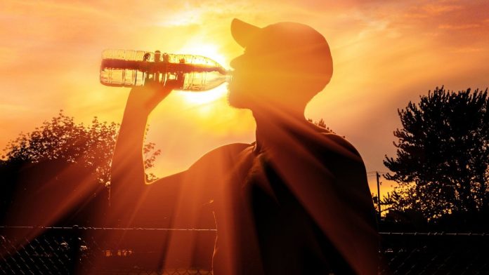 Δείτε ποια είναι τα συμπτώματα στη θερμική εξάντληση και στη θερμοπληξία Οι υψηλές θερμοκρασίες, ιδιαίτερα όταν συνδυάζονται με υψηλή υγρασία, είναι η κύρια αιτία