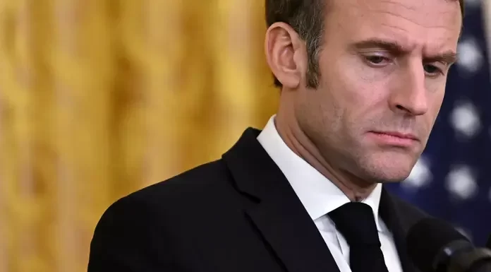 Ο Μακρόν διαλύει την Εθνοσυνέλευση της Γαλλίας και προκηρύσσει πρόωρες εκλογές Ο Μακρόν διαλύει την Εθνοσυνέλευση της Γαλλίας και προκηρύσσει πρόωρες εκλογές