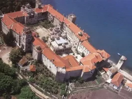 Ταμπουρώνονται οι μοναχοί στη Μονή Εσφιγμένου την στιγμή που η αστυνομία ετοιμάζει έφοδο Οχυρώνονται οι μοναχοί στη Μονή Εσφιγμένου την στιγμή που η αστυνομία ετοιμάζει έφοδο: Θα υπερασπιστούμε το μοναστήρι μέχρι θανάτου