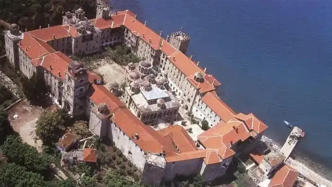 Ταμπουρώνονται οι μοναχοί στη Μονή Εσφιγμένου την στιγμή που η αστυνομία ετοιμάζει έφοδο Οχυρώνονται οι μοναχοί στη Μονή Εσφιγμένου την στιγμή που η αστυνομία ετοιμάζει έφοδο: Θα υπερασπιστούμε το μοναστήρι μέχρι θανάτου