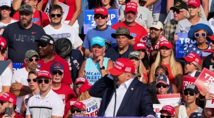 ΗΠΑ: Aπόπειρα δολοφονίας εναντίον του Ντόναλντ Τραμπ «Ασφαλής ο Τραμπ» Όπως αναφέρει η Μυστική Υπηρεσία των Ηνωμένων Πολιτειών, ο Ντόναλντ Τραμπ είναι ασφαλής, μετά τους πολλαπλούς πυροβολισμούς που ακούστηκαν σε συγκέντρωση του Ρεπουμπλικάνου προεδρικού υποψηφίου στην Πενσιλβάνια.