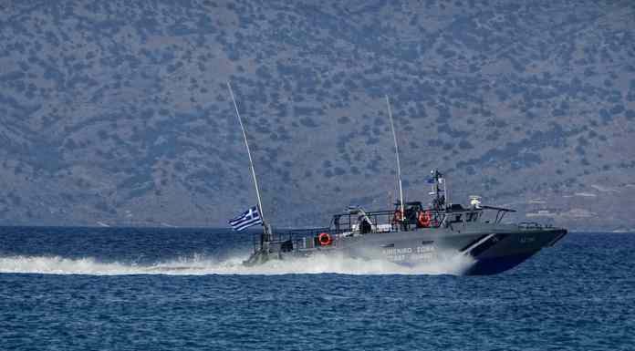 Ρόδος: Παράνομοι μετανάστες εγκαταλείπουν ταχύπλοα. Ρόδος: Παράνομοι μετανάστες εγκαταλείπουν ταχύπλοα.