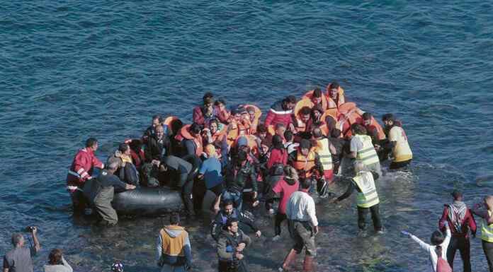 Στενάζουν τα νησιά του ανατολικού Αιγαίου κάτω από το βάρος των λαθραίων μεταναστών … Στενάζουν τα νησιά του ανατολικού Αιγαίου κάτω από το βάρος των λαθραίων μεταναστών που φτάνουν καθημερινά στις ακτές