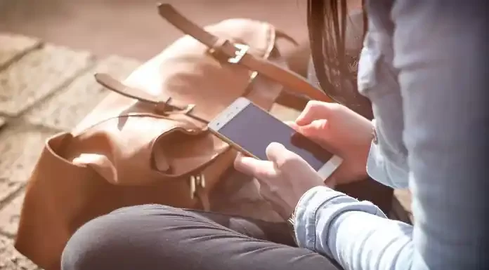 Νέα έρευνα: Οι μητέρες που χρησιμοποιούν συχνά smartphone επιβραδύνουν την ανάπτυξη του λόγου των παιδιών τους Νέα έρευνα: Οι μητέρες που χρησιμοποιούν συχνά smartphone επιβραδύνουν την ανάπτυξη του λόγου των παιδιών τους