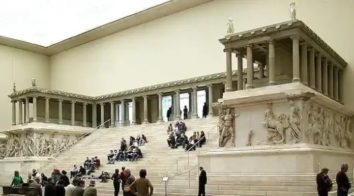 Ο ΤΑΦΟΣ ΤΟΥ ΧΡΙΣΤΟΥ Λίγα λόγια για τον "τάφο" του Χριστού που προσκυνούν οι χριστιανοί.