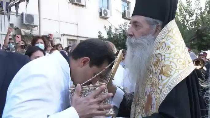 ΟΥΚ ΕΙΘΙΣΤΑΙ ΤΟΙΣ ΕΛΛΗΣΙ ΠΡΟΣΚΥΝΕΕΙΝ: Δεν συνηθίζεται στους Έλληνες να προσκυνούν ΟΥΚ ΕΙΘΙΣΤΑΙ ΤΟΙΣ ΕΛΛΗΣΙ ΠΡΟΣΚΥΝΕΕΙΝ («Δεν συνηθίζεται στους Έλληνες να προσκυνούν»)