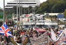 Καζάνι που βράζει» η Βρετανία μετά τη δολοφονία των τριών μικρών κοριτσιών από 17χρονο έγχρωμο στο Σάουθπορτ Καζάνι που βράζει» η Βρετανία μετά τη δολοφονία των τριών μικρών κοριτσιών από 17χρονο έγχρωμο στο Σάουθπορτ