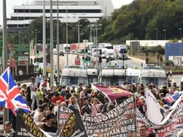 Καζάνι που βράζει» η Βρετανία μετά τη δολοφονία των τριών μικρών κοριτσιών από 17χρονο έγχρωμο στο Σάουθπορτ