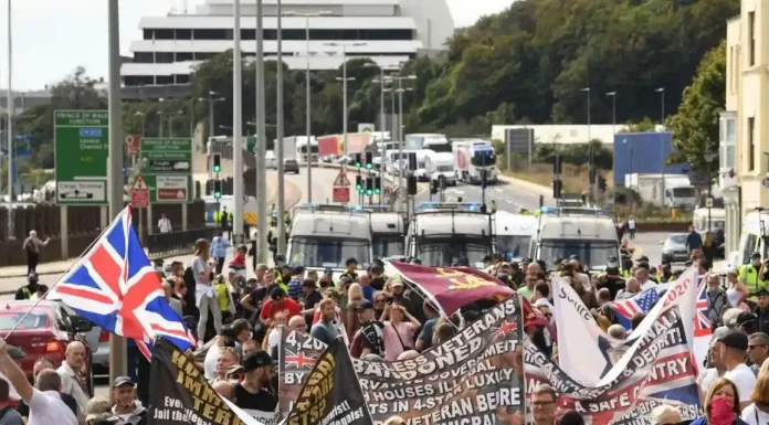 Καζάνι που βράζει» η Βρετανία μετά τη δολοφονία των τριών μικρών κοριτσιών από 17χρονο έγχρωμο στο Σάουθπορτ Καζάνι που βράζει» η Βρετανία μετά τη δολοφονία των τριών μικρών κοριτσιών από 17χρονο έγχρωμο στο Σάουθπορτ