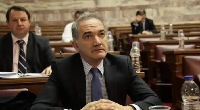 Κατηγορείται ανοιχτά για φιλοτραπεζική πολιτική. Ο κόσμος το έχει τούμπανο και αυτοί κρυφό καμάρι… Κατηγορείται ανοιχτά για φιλοτραπεζική πολιτική. Ο κόσμος το έχει τούμπανο και αυτοί κρυφό καμάρι…