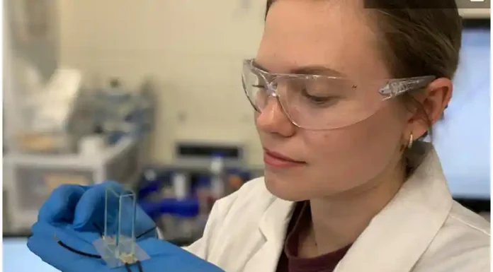 Ηχητικά κύματα υψηλής συχνότητας κάνουν τους ηλεκτρολύτες να παράγουν 14 φορές περισσότερο υδρογόνο Η ερευνήτρια PhD Yemima Ehrnst κρατά μια απλή ακουστική συσκευή που χρησιμοποιείται για να ενισχύσει ριζικά την παραγωγή υδρογόνου κατά την ηλεκτρόλυση RMIT