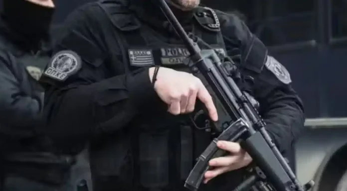 Πάτρα: 30 Ρομά επιτέθηκαν σε αστυνομικό των ΟΠΚΕ – Τον χτύπησαν και τον δάγκωσαν (upd) Πάτρα: 30 Ρομά επιτέθηκαν σε αστυνομικό των ΟΠΚΕ – Τον χτύπησαν και τον δάγκωσαν