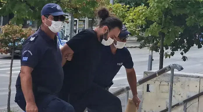 Στη φυλακή ο 46χρονος οδηγός που παρέσυρε την οικογένεια στη Θέρμη – Τι είπε στην απολογία του Στη φυλακή ο 46χρονος οδηγός που παρέσυρε την οικογένεια στη Θέρμη - Τι είπε στην απολογία του