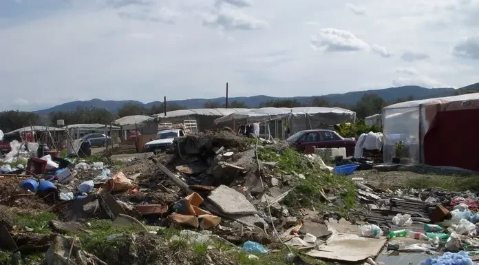 Ρομά εκβιάζουν οδηγούς στην Αταλάντη –«Αισθάνομαι βαθιά προσβεβλημένος και ταπεινωμένος ως πολίτης αυτής της χώρας» Ρομά εκβιάζουν οδηγούς στην Αταλάντη –«Αισθάνομαι βαθιά προσβεβλημένος και ταπεινωμένος ως πολίτης αυτής της χώρας»