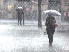 Ο φόβος «πουλάει»: Πως εργαλειοποιείται ο πανικός και μετατρέπει τους πολίτες σε «ανθρωπάκια» που φοβούνται μία βροχή