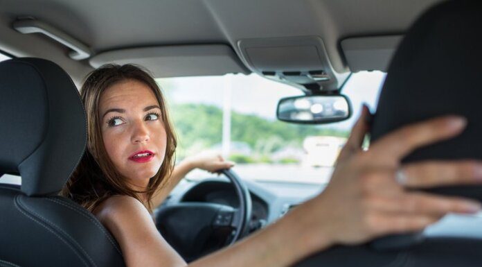 Κίνηση οχήματος με όπισθεν: «Τσουχτερό» πρόστιμο έως 700 ευρώ για τους οδηγούς – Τι πρέπει να ξέρετε Κίνηση οχήματος με όπισθεν: «Τσουχτερό» πρόστιμο έως 700 ευρώ για τους οδηγούς – Τι πρέπει να ξέρετε