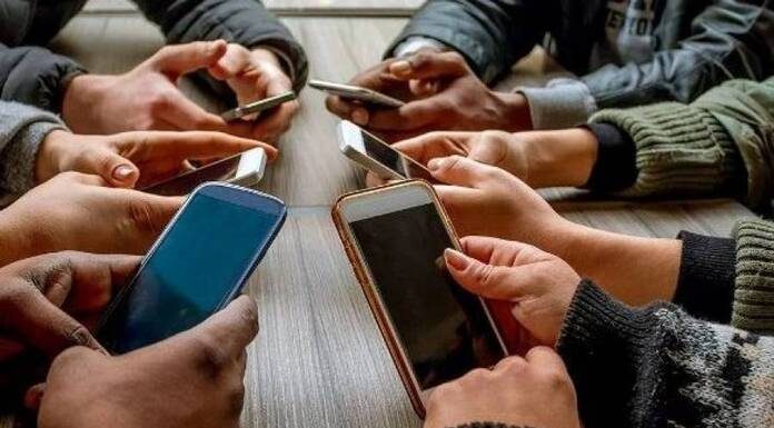 Εθισμός στο τηλέφωνο: Προειδοποιητικά σημάδια και θεραπεία Εθισμός στο τηλέφωνο: Προειδοποιητικά σημάδια και θεραπεία