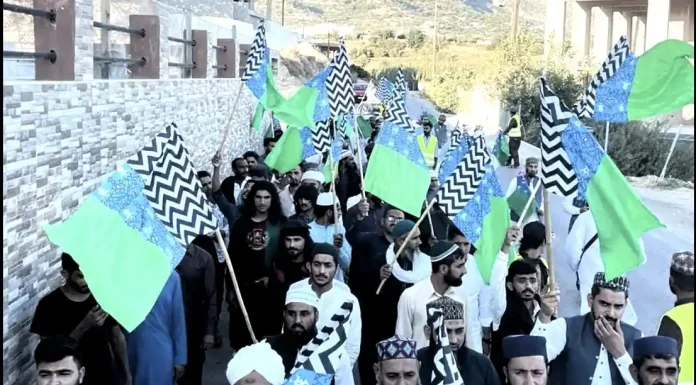 Κρήτη: Πορεία εκατοντάδων Πακιστανών της οργάνωσης Dawat-e-Islami στους δρόμους του Αγίου Νικολάου! Κρήτη: Πορεία εκατοντάδων Πακιστανών της οργάνωσης Dawat-e-Islami στους δρόμους του Αγίου Νικολάου!