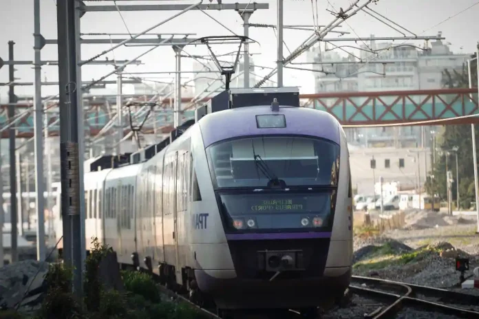 Ελεγκτής στον Προαστιακό «τσέπωνε» χρήματα από επιβάτες