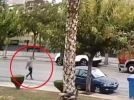 Βίντεο: Ληστής στο Μενίδι αφαιρεί μπαταρία από σταθμευμένο όχημα