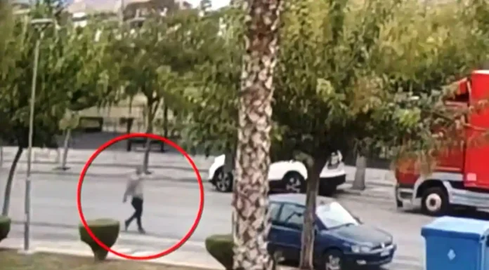 Βίντεο: Ληστής στο Μενίδι αφαιρεί μπαταρία από σταθμευμένο όχημα Βίντεο: Ληστής στο Μενίδι αφαιρεί μπαταρία από σταθμευμένο όχημα