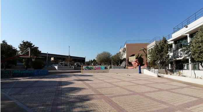 Ραφήνα: Φωτιστικό «ξεκόλλησε» και έπεσε στο κεφάλι καθηγήτριας σε γυμνάσιο Ραφήνα: Φωτιστικό «ξεκόλλησε» και έπεσε στο κεφάλι καθηγήτριας σε γυμνάσιο