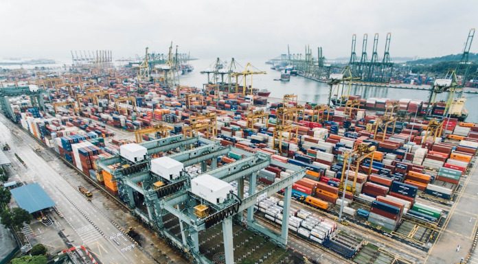 Χιλιάδες λιμενεργάτες έκλεισαν τα λιμάνια της ανατολικής ακτής των ΗΠΑ σε μεγάλη απεργία Χιλιάδες λιμενεργάτες έκλεισαν τα λιμάνια της ανατολικής ακτής των ΗΠΑ σε μεγάλη απεργία