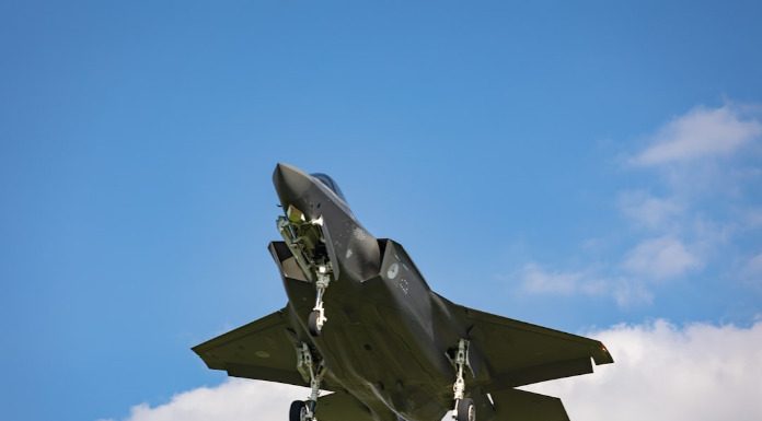 Οι Ισραηλινοι ξεκίνησαν την επιδρομή κατά του Ιράν – Με τρία κύματα επιθέσεων Οι Ισραηλινοι ξεκίνησαν την επιδρομή κατά του Ιράν – Μικρές οι ζημιές μετά από δύο κύματα επιθέσεων