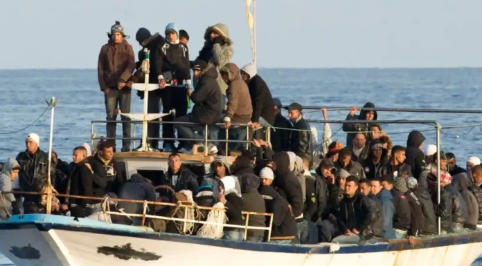 Δίχως φρένο η άφιξη λάθρο μεταναστών στην Ελλάδα – 97 ακόμη αποβιβάστηκαν στο Κατάκολο Ανεξέλεγκτη η άφιξη λάθρο μεταναστών στην Ελλάδα – 97 ακόμη αποβιβάστηκαν στο Κατάκολο