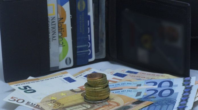 Επιχείρηση χρωστούσε φόρο 8,19 ευρώ και πλήρωσε πρόστιμο 500 ευρώ