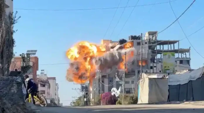 Ισραηλινά τανκς κυκλφορούν στο κεντρικό στρατόπεδο της Γάζας, οι γιατροί λένε ότι 30 σκοτώθηκαν -Γενοκτονία Ισραηλινά τανκς υποχωρούν από το κεντρικό στρατόπεδο της Γάζας, οι γιατροί λένε ότι 30 σκοτώθηκαν