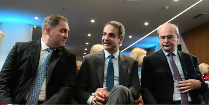 Αν ταξιδεύετε με αεροπορική εταιρεία και έκπτωση μπορεί ο Πιτσιλής να σας κατηγορήσει για διακίνηση μαύρου χρήματος Αν ταξιδεύετε με αεροπορική εταιρεία και έκπτωση μπορεί ο Πιτσιλής να σας κατηγορήσει για διακίνηση μαύρου χρήματος