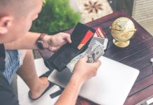 Προμηθευτές ρεύματος κοροϊδία κάθε ενέργεια για βελτίωση των τιμών Το συμπέρασμα που προκύπτει είναι ότι τα οικονομικά συμφέροντα εκατέρωθεν είναι μεγάλα και επομένως η κάθε ενέργεια για βελτίωση των τιμών είναι τουλάχιστον επιφανειακή, και η κοροϊδία από ό,τι φαίνεται θα έχει συνέχεια