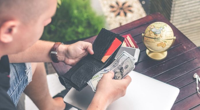 Προμηθευτές ρεύματος κοροϊδία κάθε ενέργεια για βελτίωση των τιμών Το συμπέρασμα που προκύπτει είναι ότι τα οικονομικά συμφέροντα εκατέρωθεν είναι μεγάλα και επομένως η κάθε ενέργεια για βελτίωση των τιμών είναι τουλάχιστον επιφανειακή, και η κοροϊδία από ό,τι φαίνεται θα έχει συνέχεια