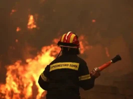 Πυροσβεστικό Σώμα: 62 πυρκαγιές καίνε στη χώρα