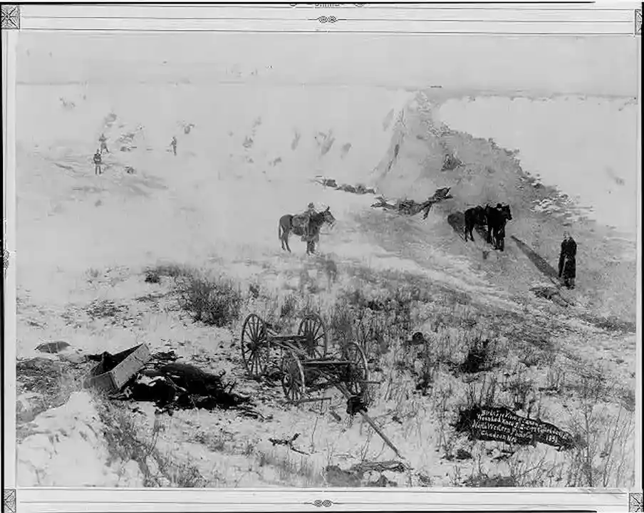 Λείψανα ανθρώπων και αλόγων Lakota Sioux που κείτονταν νεκρά στο χιόνι αφού σκοτώθηκαν από στρατιώτες του αμερικανικού στρατού στο Wounded Knee Massacre, SD, το 1890. Φωτογραφία: Trager and Kuhn/Library of Congress