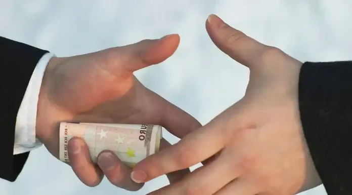 Έτσι δρούσε το κύκλωμα πολεοδόμων στη Χαλκιδική: Τα «γρηγορόσημα», οι παράνομες εγκρίσεις και το 1 εκατ. ευρώ Έτσι δρούσε το κύκλωμα πολεοδόμων στη Χαλκιδική: Τα «γρηγορόσημα», οι παράνομες εγκρίσεις και το 1 εκατ. ευρώ